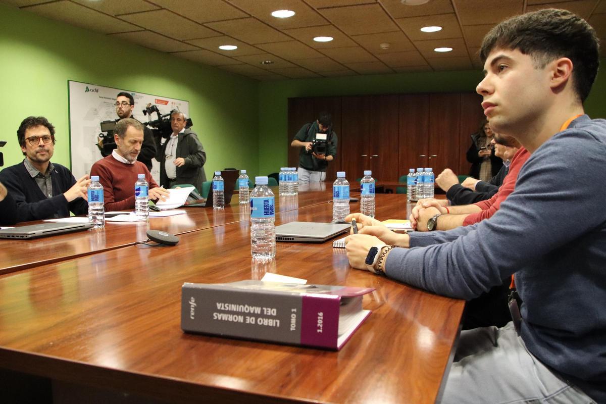 En primer pla, un representant del Semaf a la reunió amb els operadors i Govern