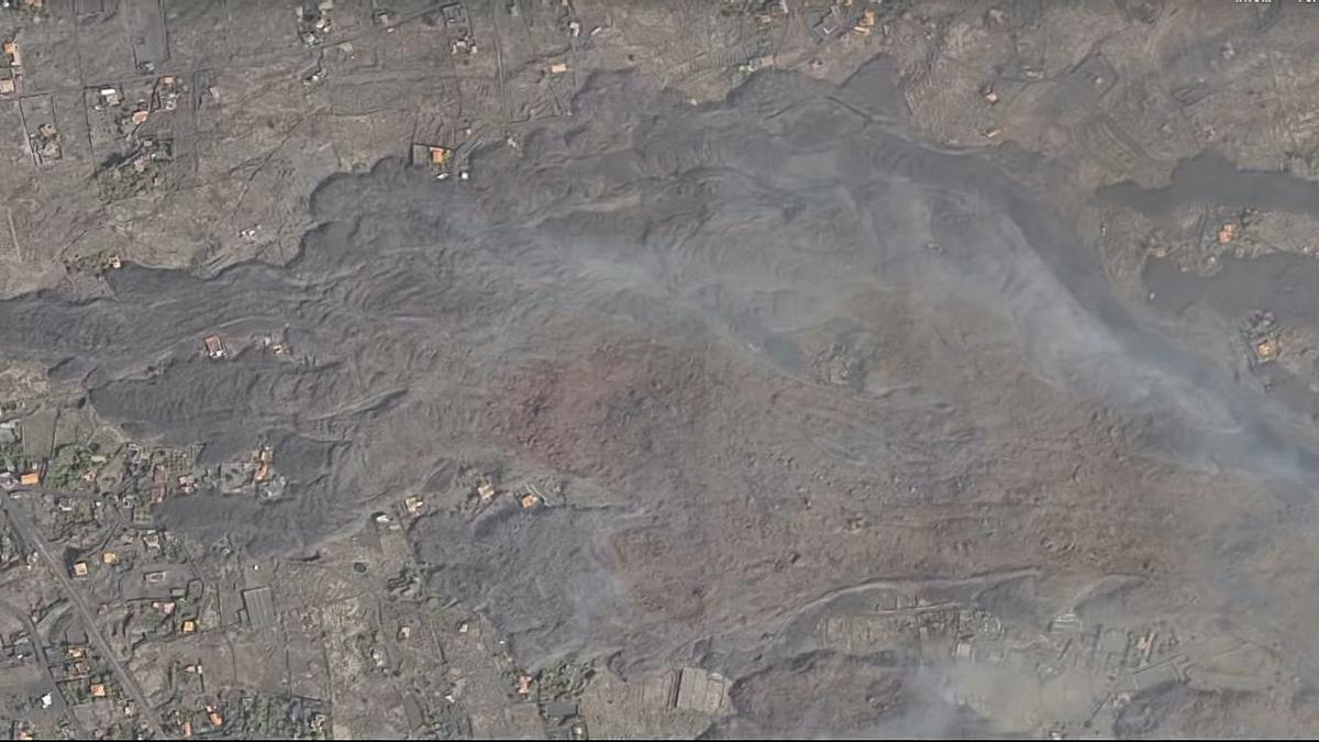 La isla donde quedó la casa (centro) apareció ayer cubierta de lava