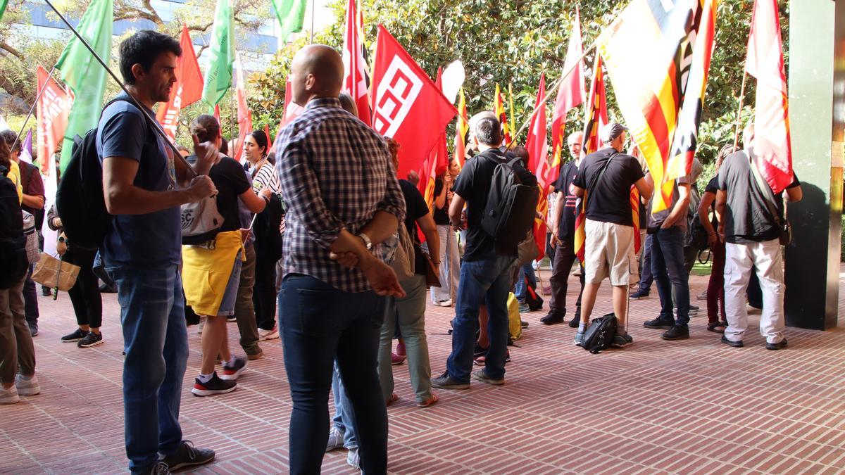Participants de la concentració sindical conversen a les portes d&#039;Educació