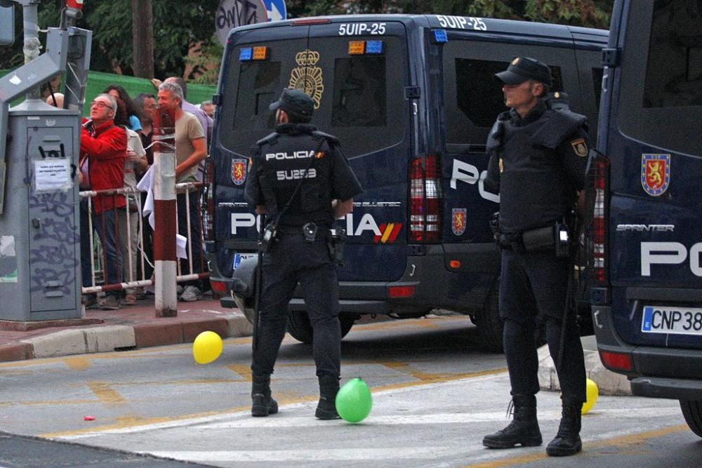 Los manifestantes protestan contra el AVE