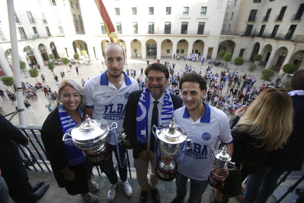 Unos 300 aficionados arropan al equipo de Rivero en el Ayuntamiento tras su ascenso a LEB Oro