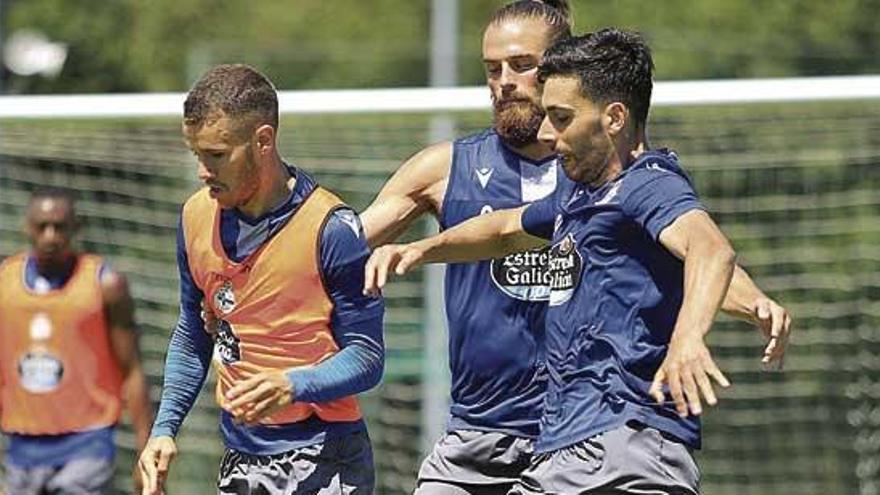 Aketxe conduce el balón ante Bóveda y Christian ayer en Abegondo.