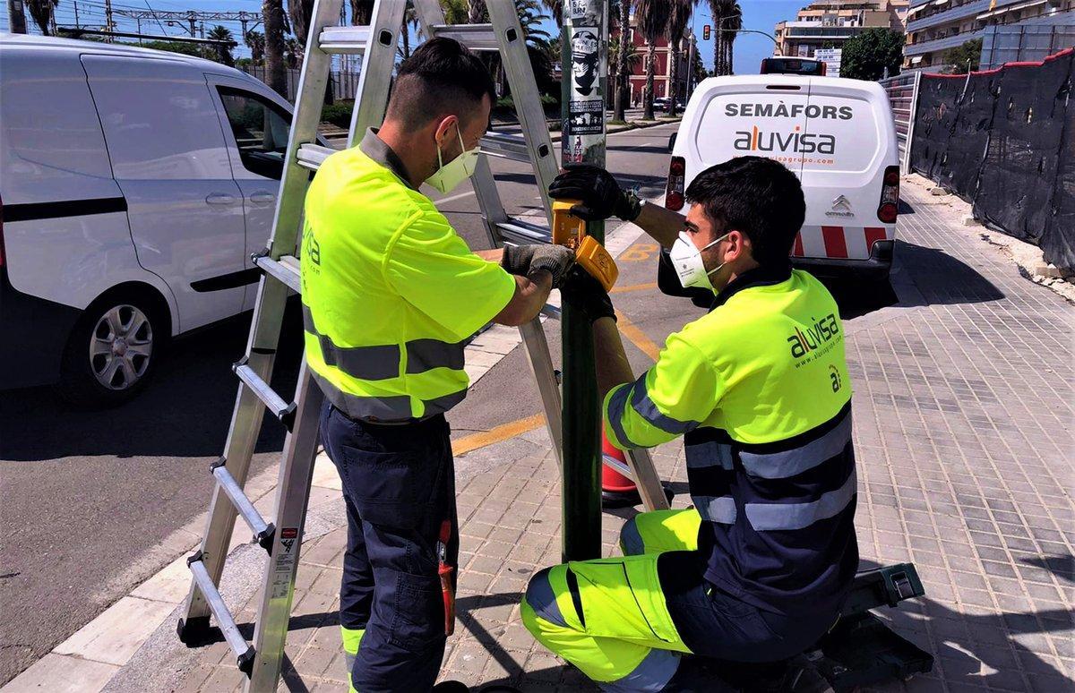 Operarios cambian la botonera de un semáforo en la carretera N-II en Mataró. Operarios cambian la botonera de un semáforo en la carretera N-II en Mataró.
