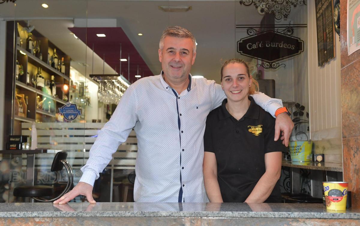 El propietario y la encargada del bar Burdeos, en la barra del local.