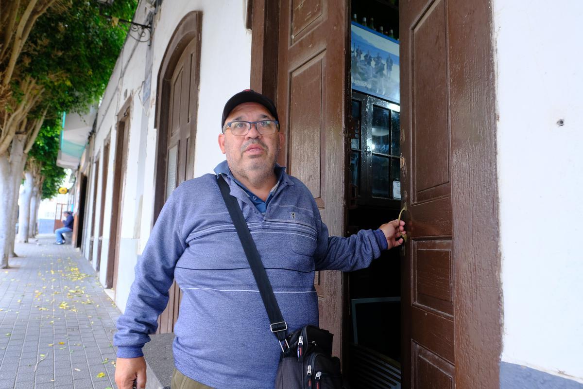 El Perola, cerrando la puerta del local.