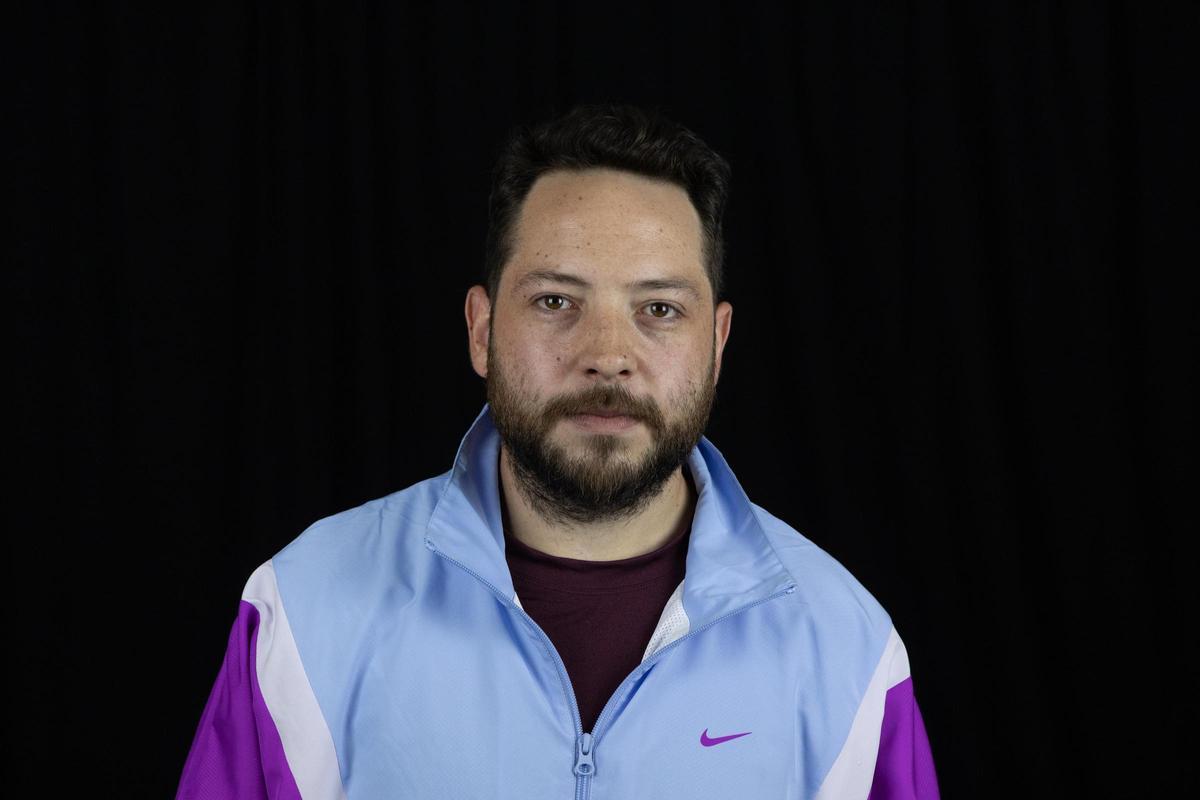 Dabe, durante una sesión de fotos en la sede de INFORMACIÓN en Alicante