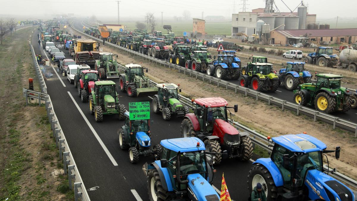 Tractors mobilitzats a l'A-2 a Fondarella