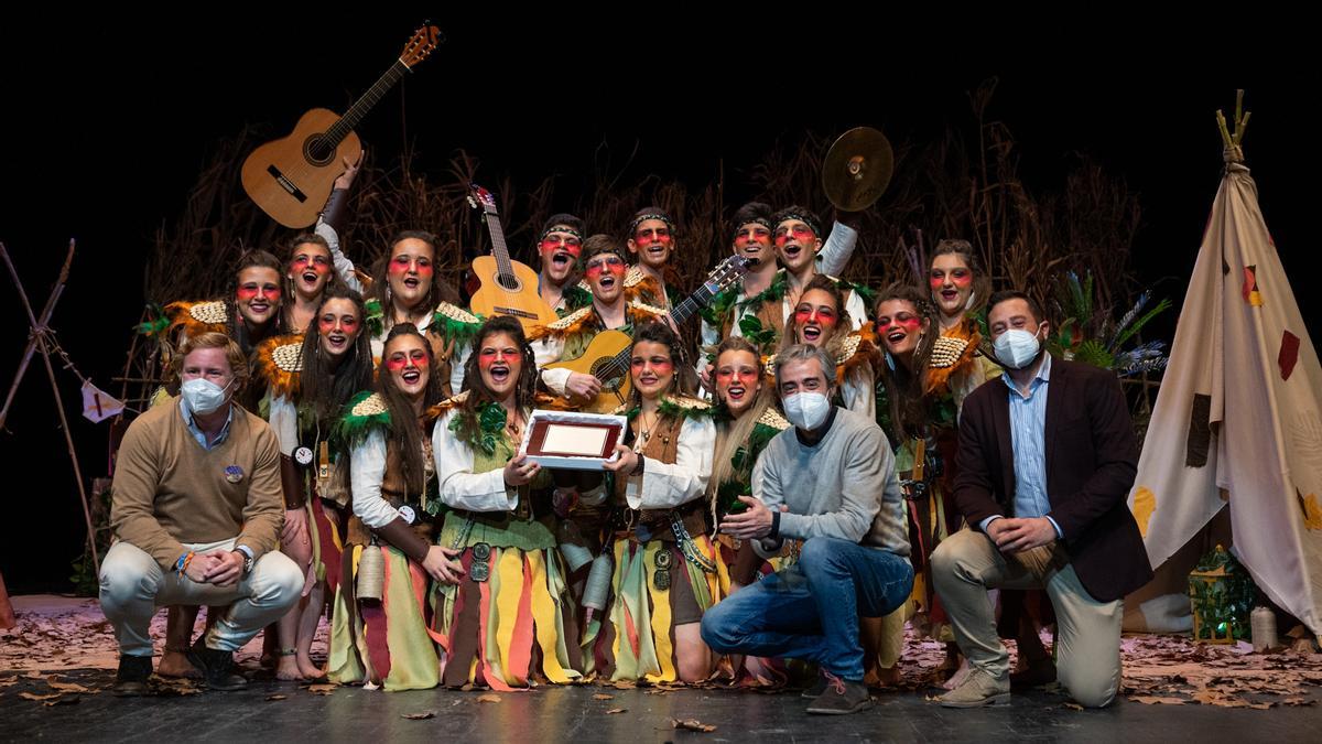 Los Mini-Folk, junto al alcalde de Badajoz, Ignacio Gragera, y al concejal de Festejos, Francisco Javier Gutiérrez