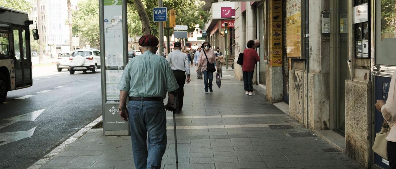 Ciudadanos paseando y haciendo comprasen las Avenidas.