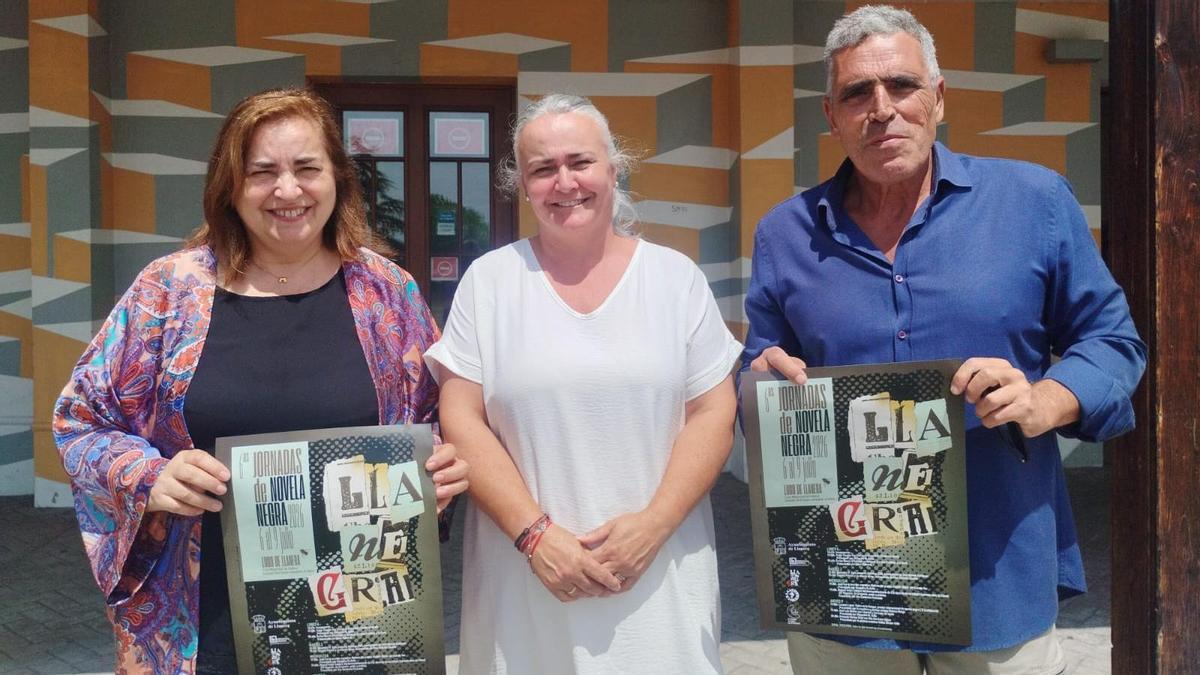 Por la izquierda, la concejala de Cultura de Llanera, Monserrat Alonso, la alcaldesa, Eva María Pérez, y el escritor y promotor de "Llanegra", Alejandro M. Gallo.