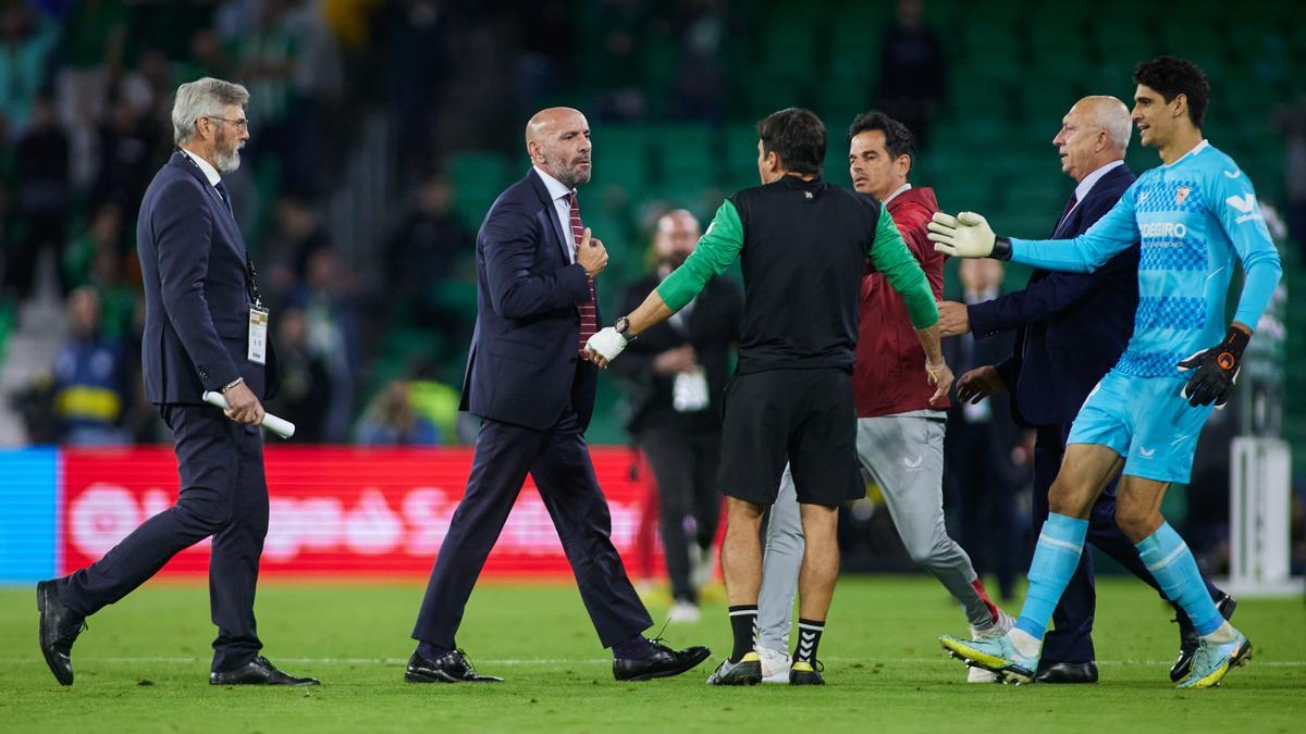 Monchi, director deportivo del Sevilla, se dirige al vestuario del Benito Villamarín tras saludar a los aficionados sevillistas.