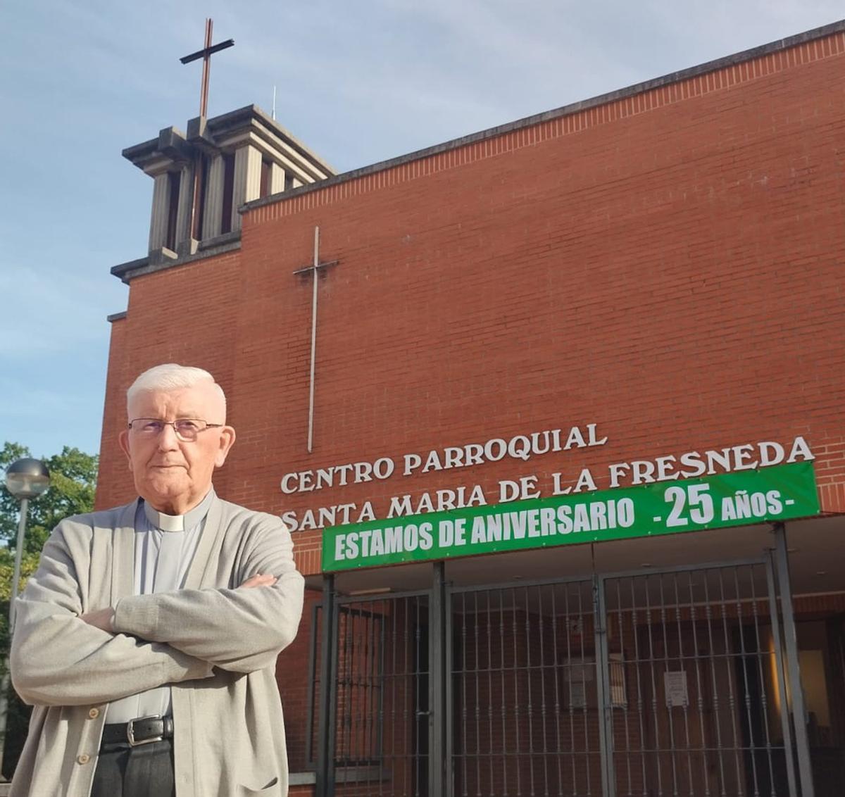 José Luis  Fernández  Polvorosa, ante la iglesia parroquial de La Fresneda, donde luce el cartel del aniversario.