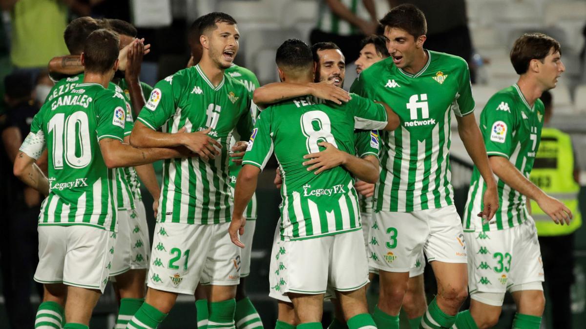 Los jugadores del Betis celebran un gol