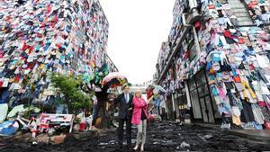 Joanna Lumley y Marc Bolland, en un montaje contra el fast fashion