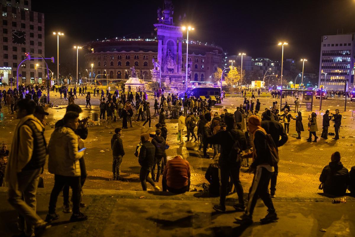 Fiesta para celebrar el paso del 2022 al 2023 junto a la Fuente Mágica de Montjuïc de Barcelona