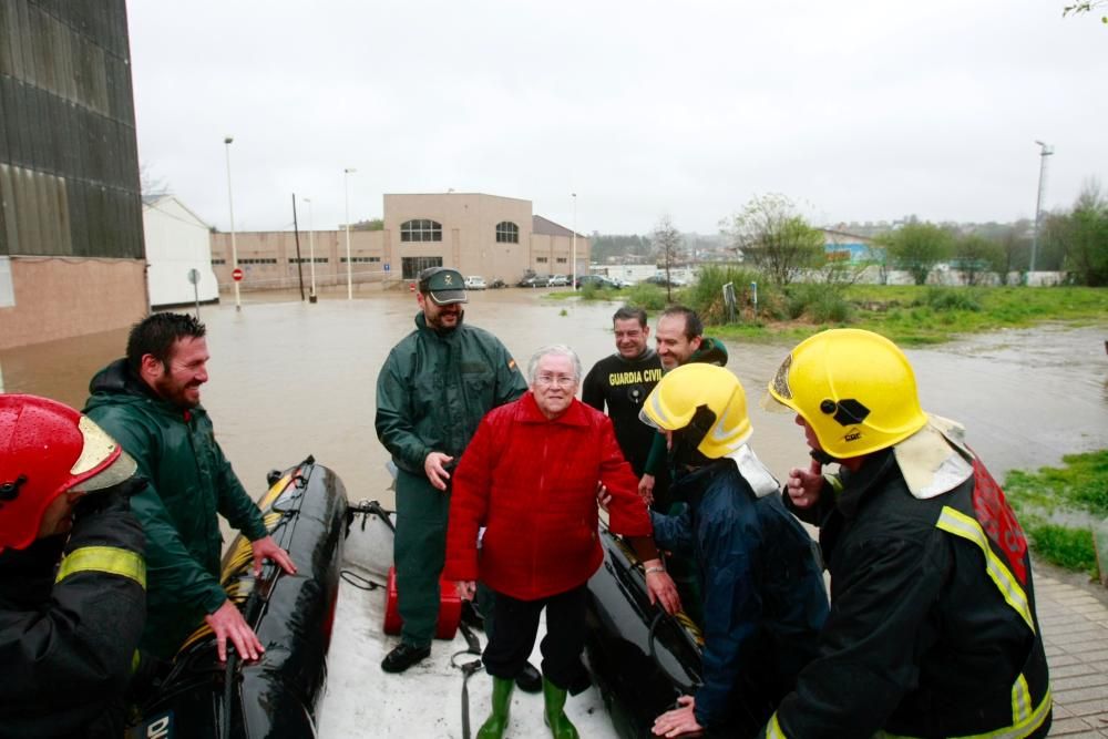 Evacuados en zodiac por las inundaciones de Sada