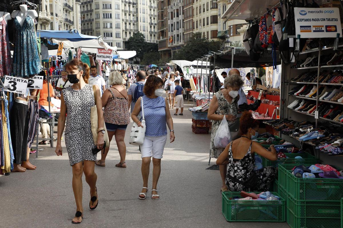 Mercadillo en la plaza del Ayuntamiento de València.