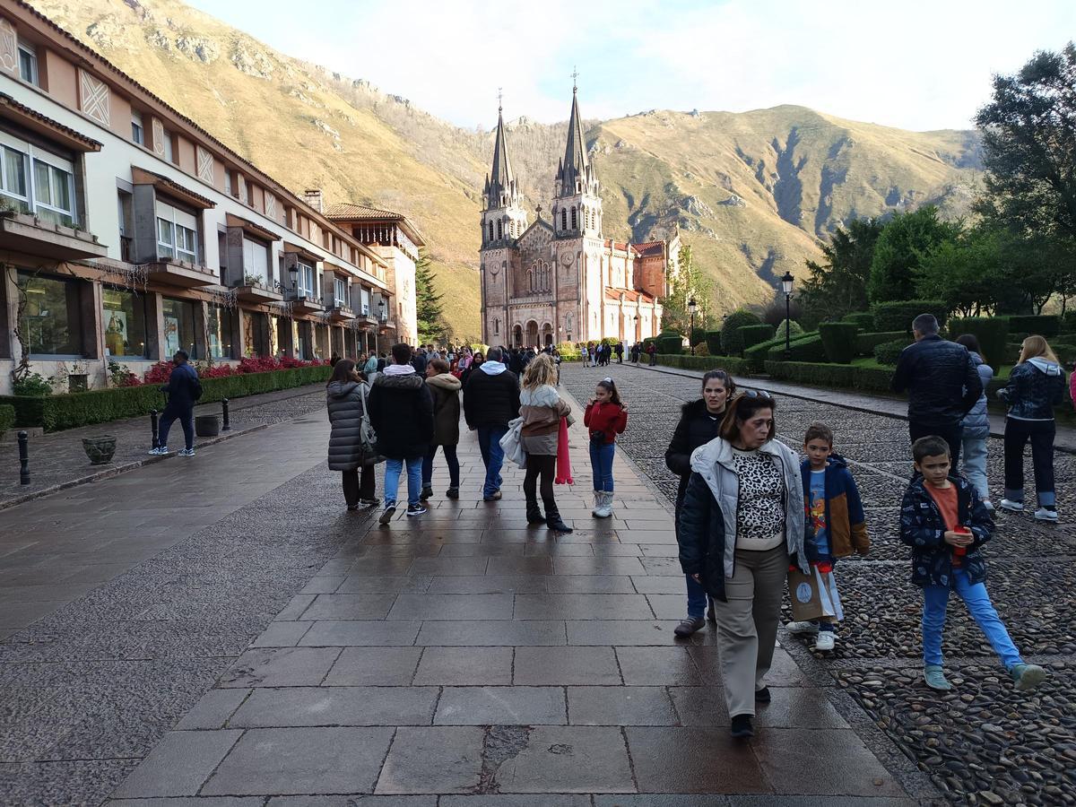 La explanada de la basílica de Covsonga, este domingo.