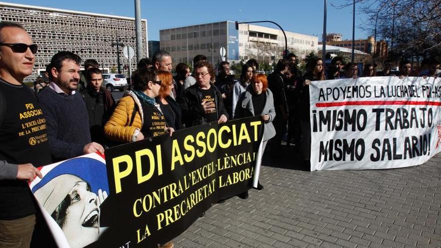 La huelga del profesorado asociado de la UV deja a 12.000 alumnos sin clase