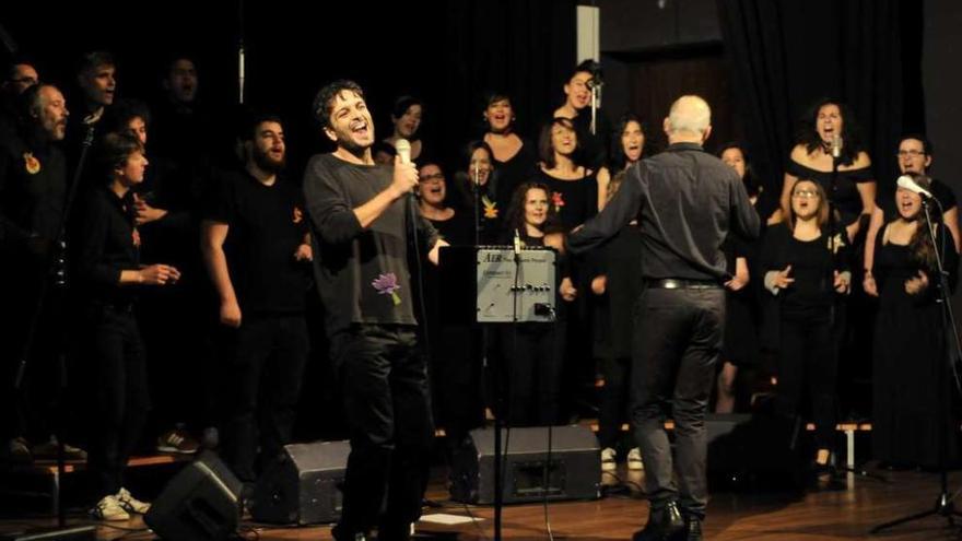 Actuación del Coro da Ra en el Salón Teatro de Lalín. // Bernabñe/Javier Lalín