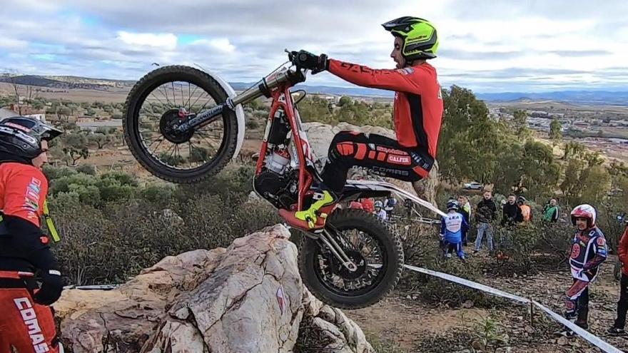 El frío de Peñarroya no enturbia el espectáculo en el Trial El Peñón