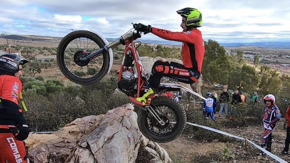 Uno de los participantes en el Trial El Peñón, en plena acción.