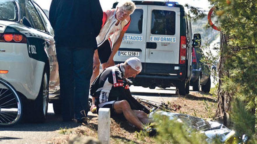 El marido de la ciclista fallecida tras ser atropellada, junto al cuerpo de su mujer, en la carretera del Cap Blanc, en Llucmajor.