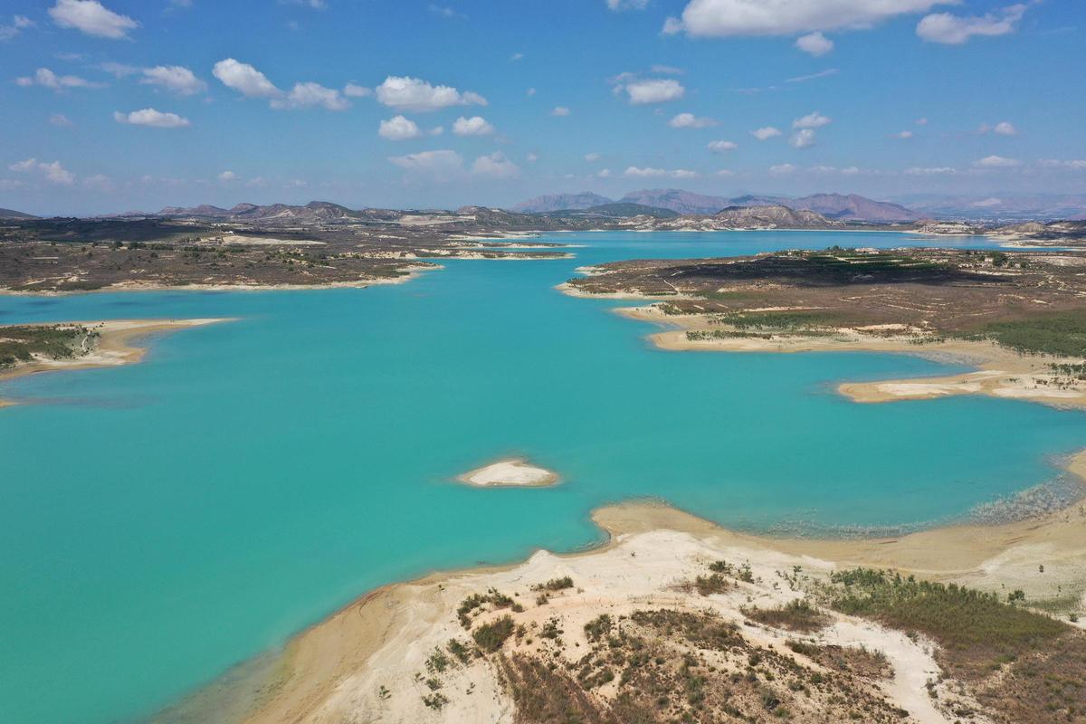 Embalse de La Pedrera, que recibe agua del trasvase y la desaladora de Torrevieja, y en ocasiones, aguas del río Segura