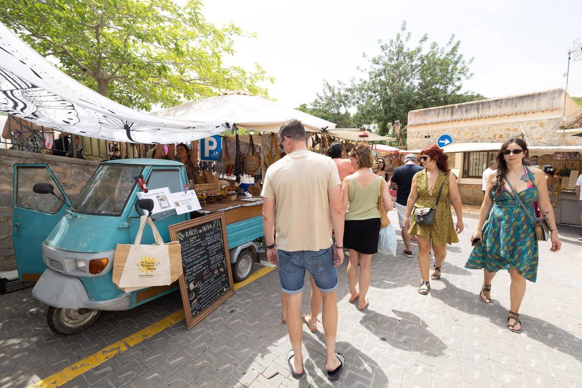 Galería: el mercadillo de Sant Joan en plena temporada de verano
