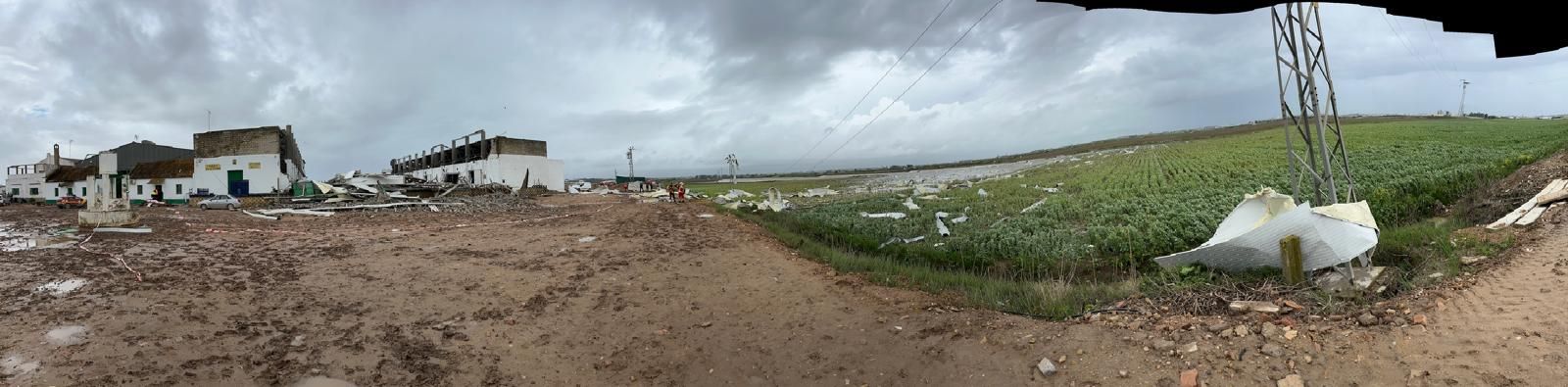 Fotogalería | Derrumbe de una nave agrícola en Coria del Río