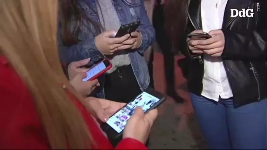 La generació muda: els joves no truquen, només envien missatges