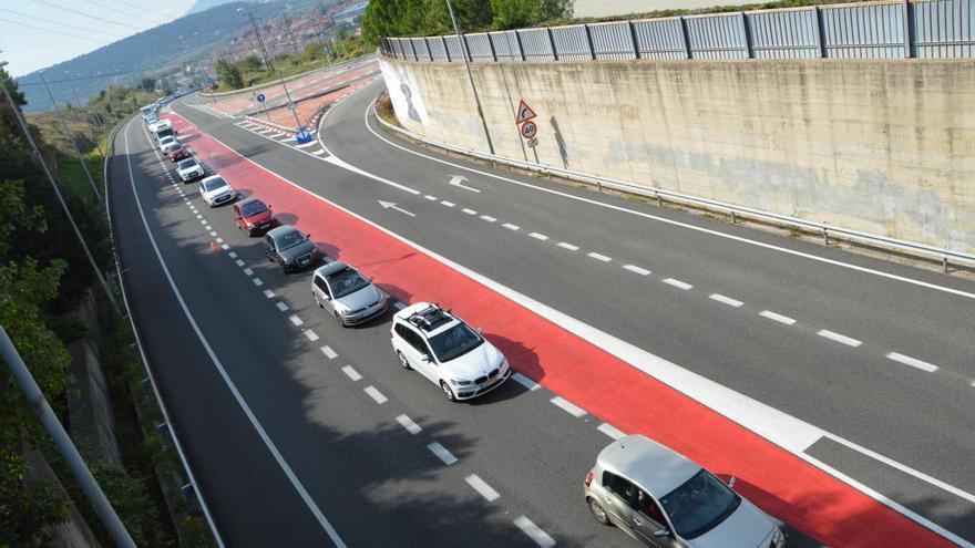 Cua de vehicles a la C-16, a Berga, durant el passat pont del Pilar