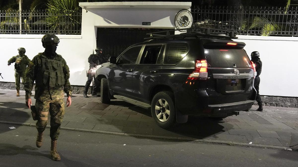 Policía irrumpe en la Embajada de México en Quito