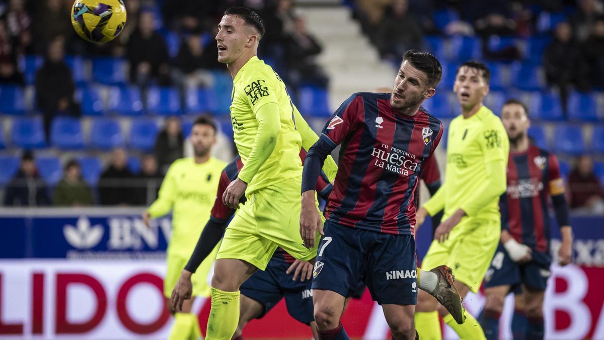 Escriche y Gerard Valentín disputan un balón durante el partido