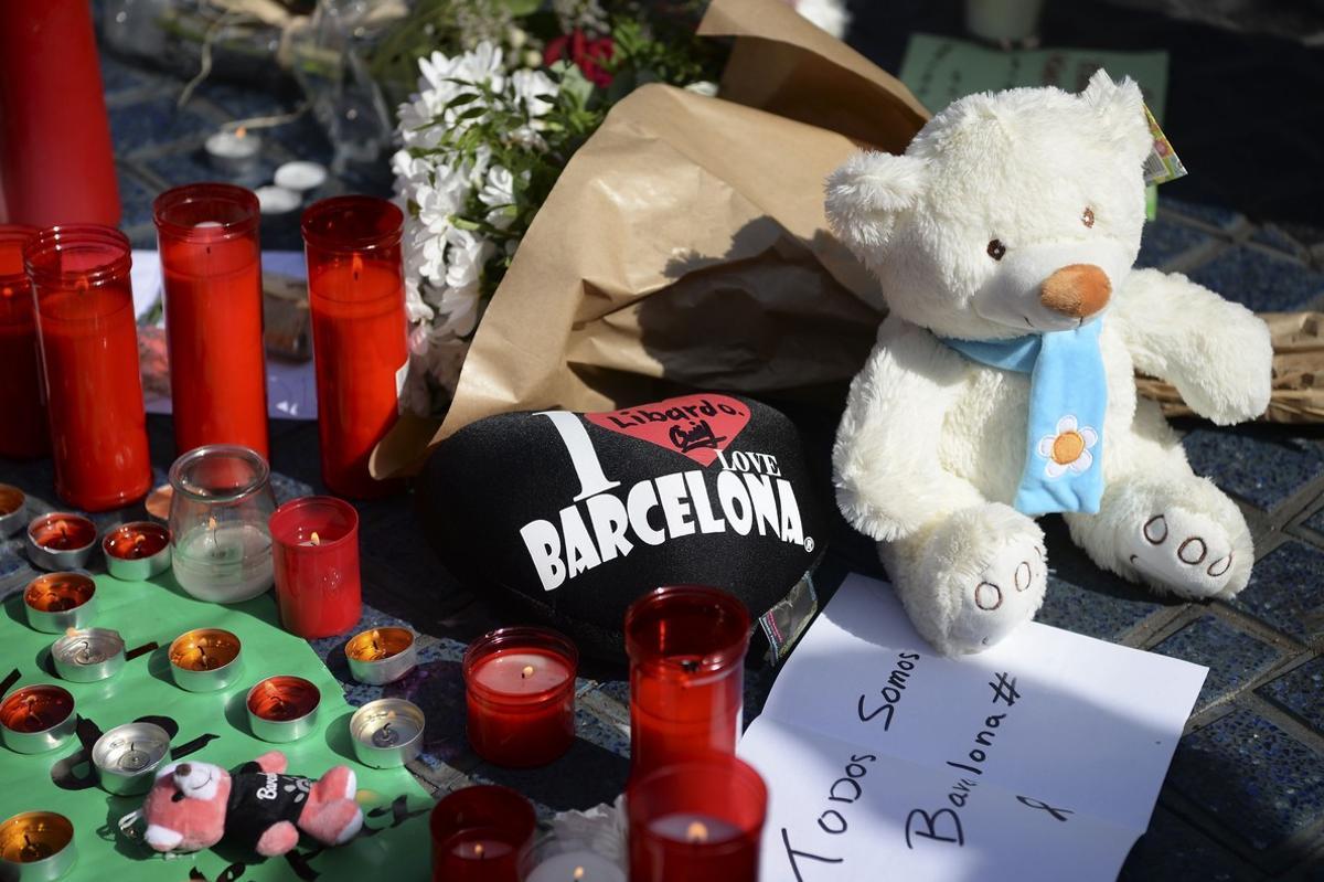 Flores y objetos de recuerdo en homenaje a las víctimas en la Rambla.