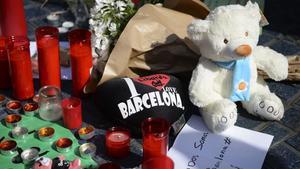 Flores y objetos de recuerdo en homenaje a las víctimas en la Rambla.