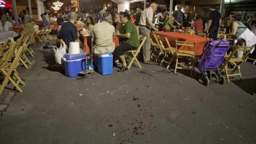 Restos de sangre del niño anoche en el racó.