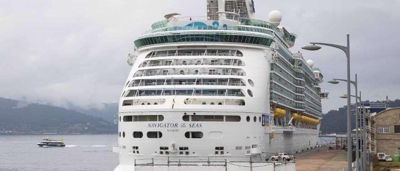 El &quot;Navigator&quot;, última visita hasta el 24 de agosto | Con 3.949 pasajeros y 1.197 tripulantes atracó ayer en la Estación Marítima en su séptima escala en 2018. De esta forma el Navigator of the Seas se convierte en el líder de la flota que visita este año la ciudad. Consignado por Bergé, el buque de Royal Caribbean realizaba un viaje de una semana de duración en el que tan solo visitó Le Havre, Lisboa y Vigo. Según las previsiones que maneja la Autoridad Portuaria, hasta el 24 de agosto no arribará el siguiente crucero, lo que certifica la época de &quot;vacas flacas&quot; que se avecina. Informa: Fco. Díaz Guerrero.