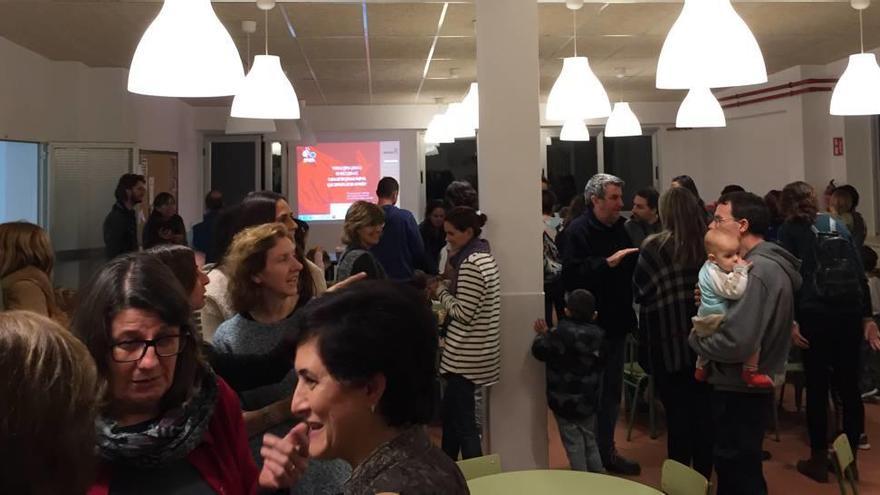 Imagen de asistentes a la inauguración del nuevo comedor escolar del colegio de Alaró.