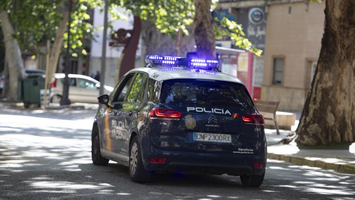 Un coche de la Policía Nacional por la Avenida de Selgas.