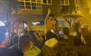 ¡Los jugadores del Athletic, de fiesta por las calles con la afición!