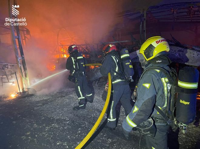 Un incendio devora una empresa de autobuses en La Vall d'Uixó