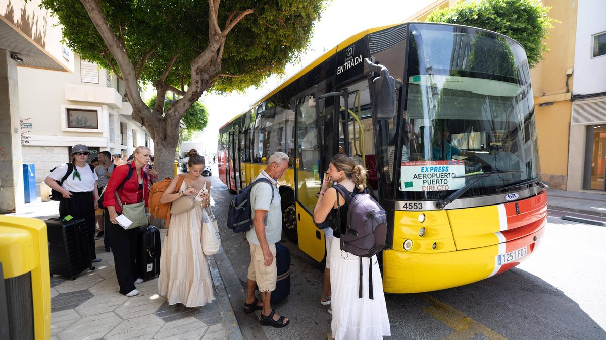 Un grupo de persons sube a un autobús en la avenida Bartomeu Roselló de la ciudad de Ibiza.