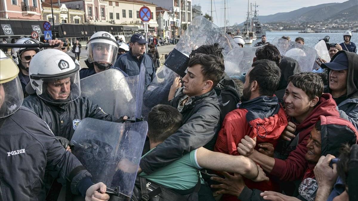 La policía griega bloquea a un grupo de inmigrantes en Mitilene.
