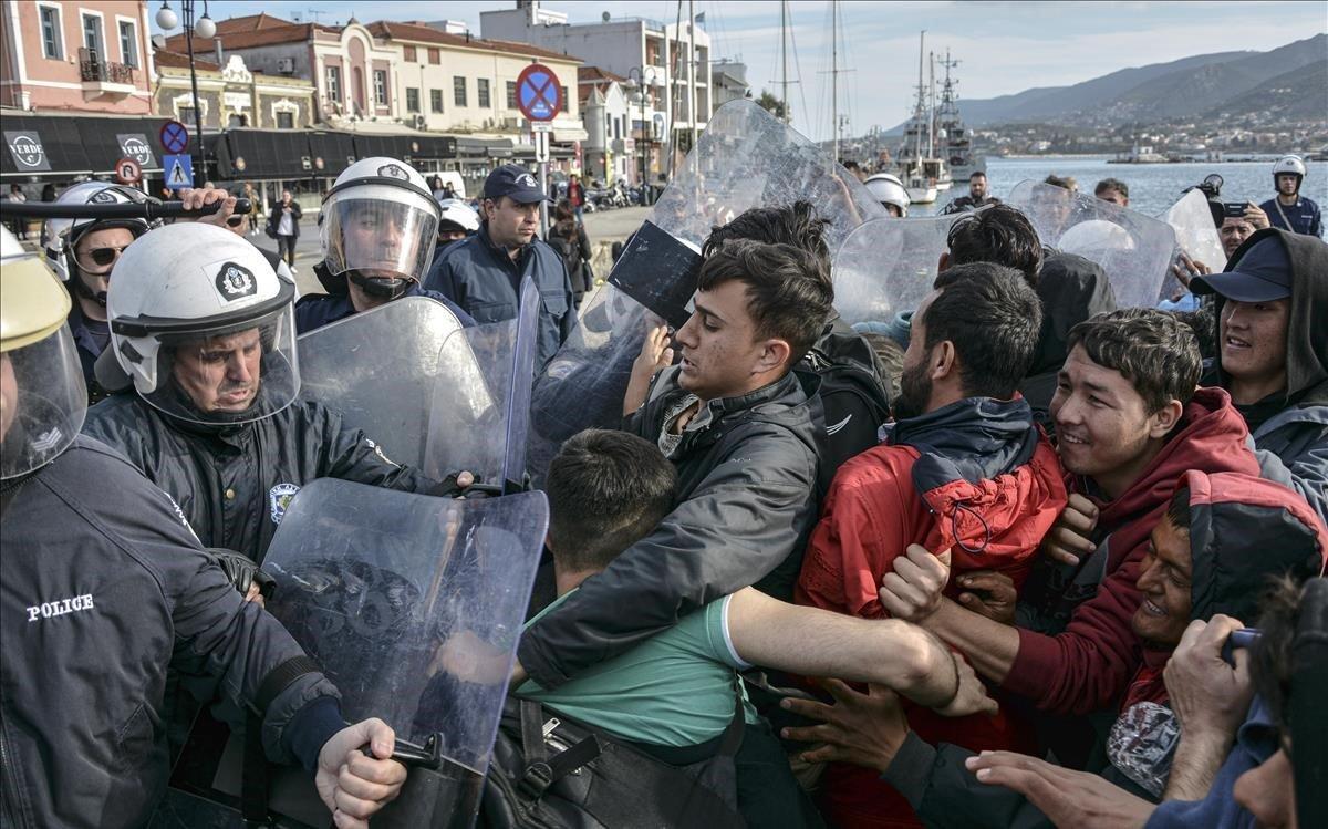 zentauroepp52612096 migrants scuffle with grek police at the port of mytilene af200303200320 zentauroepp52612096 migrants scuffle with grek police at the port of mytilene af200303200320
