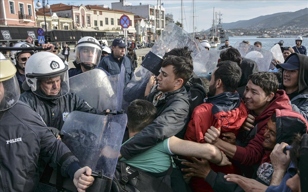 zentauroepp52612096 migrants scuffle with grek police at the port of mytilene af200303200320