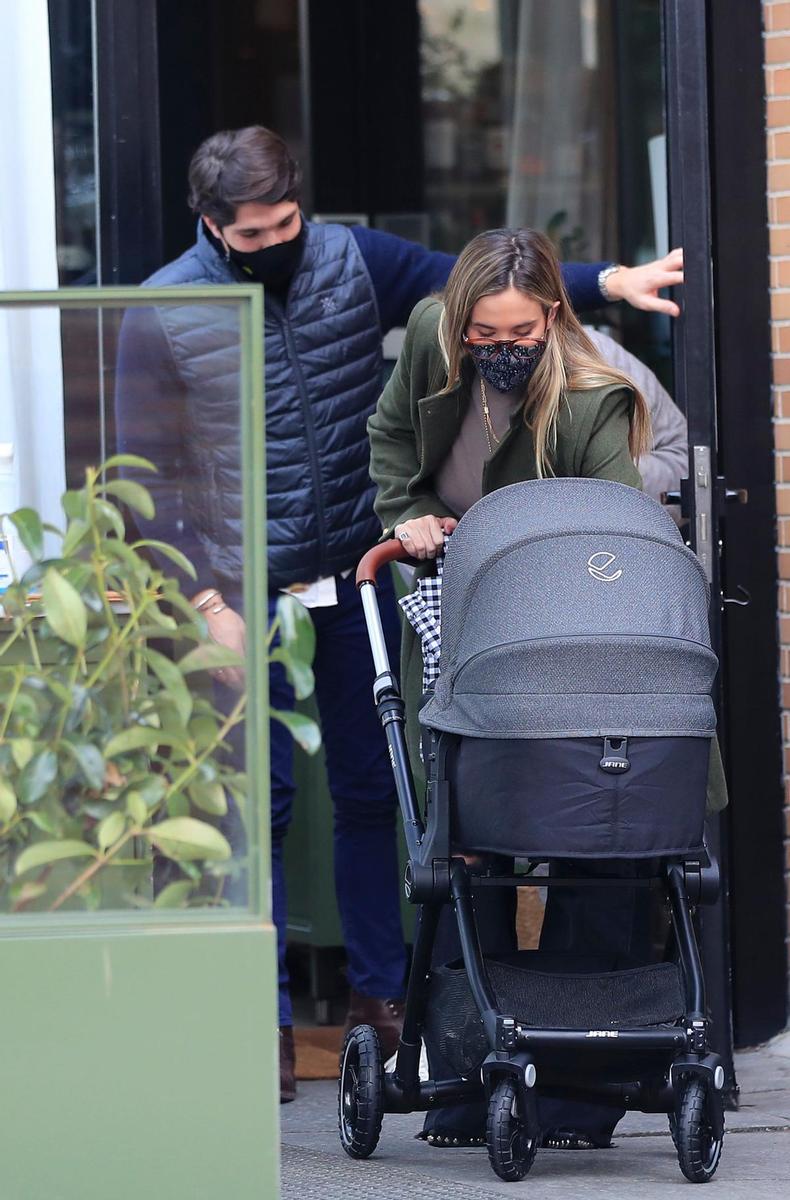 Pablo Castellano y María Pombo salen del pediatra con su hijo