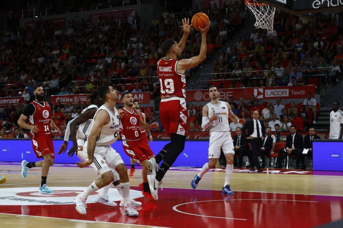Sulejmanovic entra a canasta en el partido de este viernes.