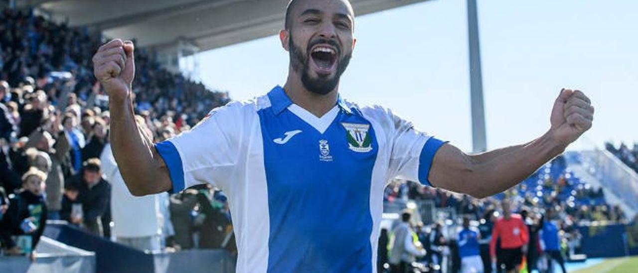 Nabil El Zhar, extremo del CD Leganés, celebra un gol anotado durante esta temporada en el Estadio Municipal de Butarque.