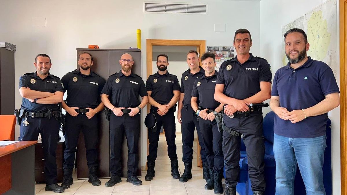 El alcalde, con la plantilla de la Policía Local de Santaella.